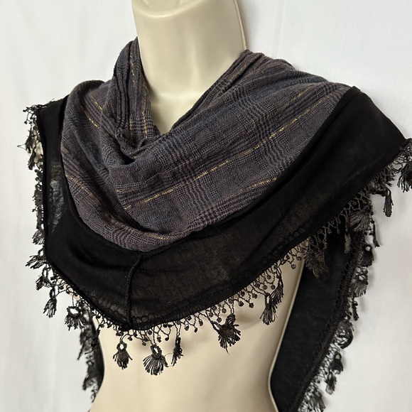 3/$15 Unbranded women Grey triangle scarf & lace wrap - Picture 2 of 5